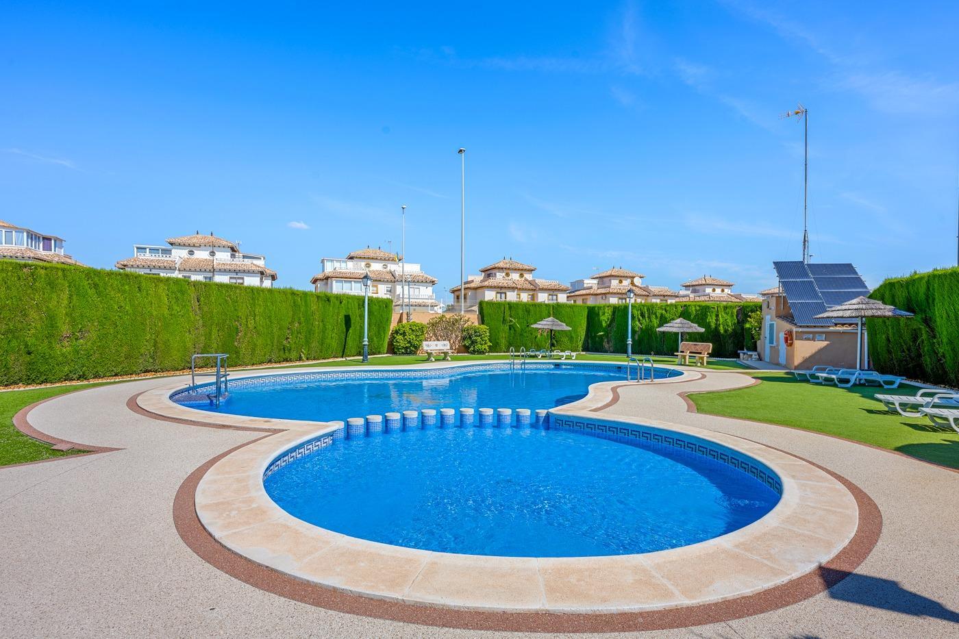 Duplex en Lomas de Cabo Roig con piscina privada y solárium — 2 dorm.