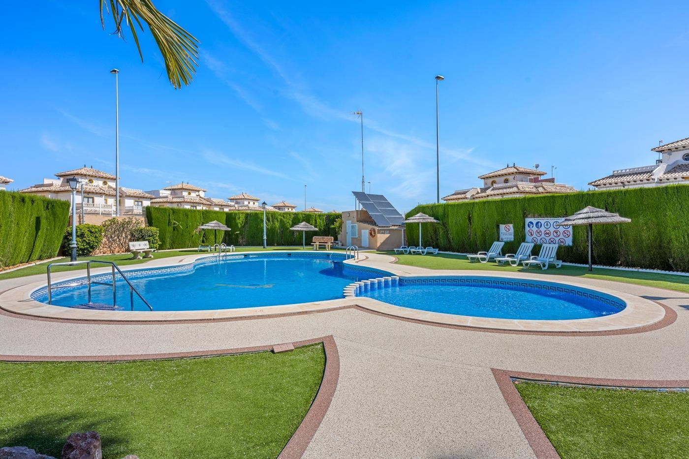 Duplex en Lomas de Cabo Roig con piscina privada y solárium — 2 dorm.