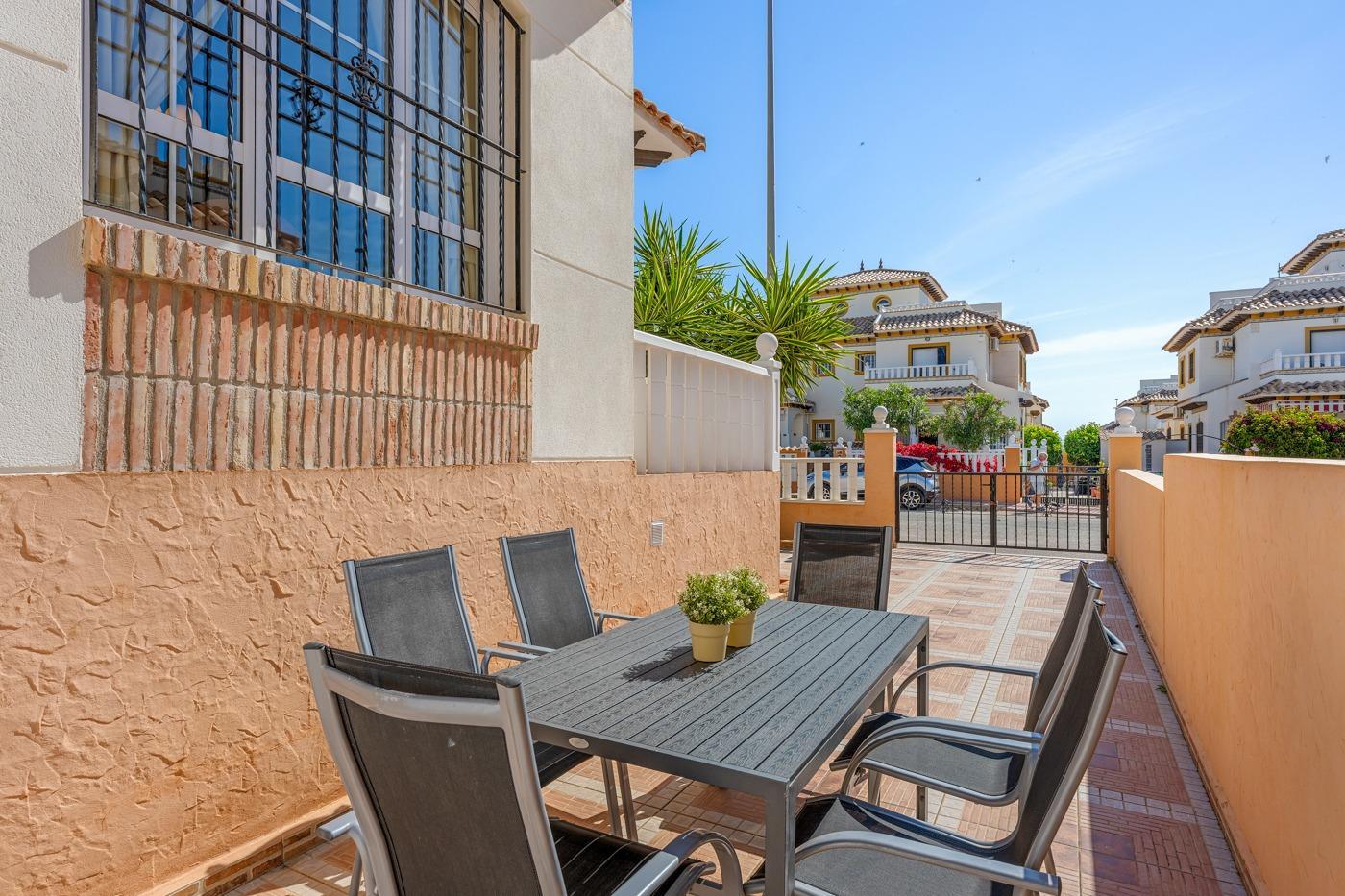 Duplex en Lomas de Cabo Roig con piscina privada y solárium — 2 dorm.