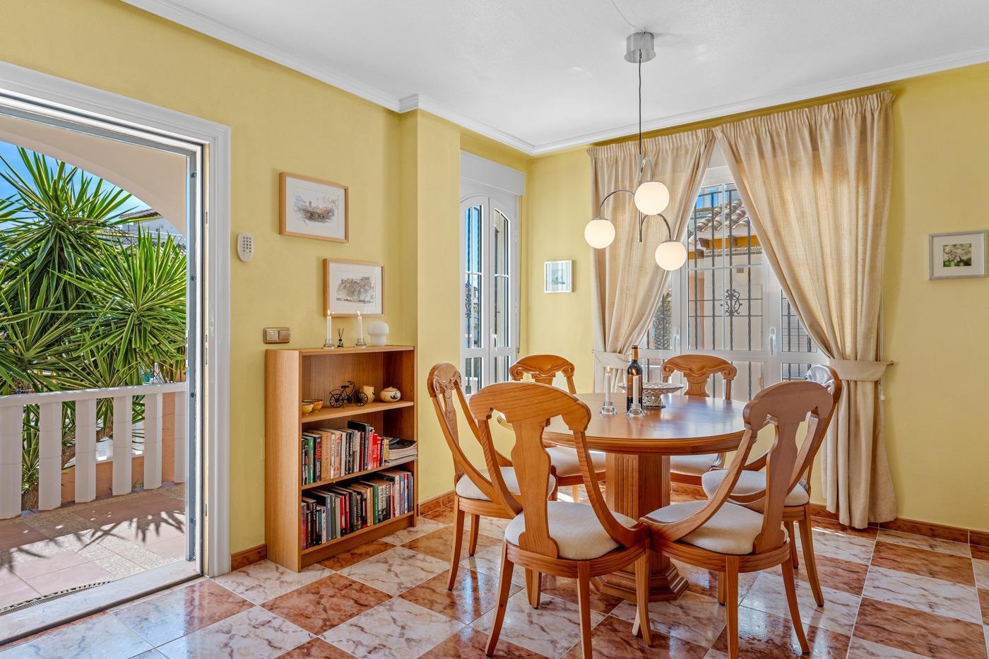 Duplex en Lomas de Cabo Roig con piscina privada y solárium — 2 dorm.