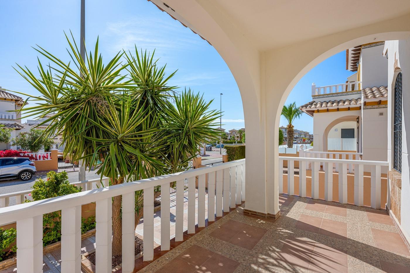 Duplex en Lomas de Cabo Roig con piscina privada y solárium — 2 dorm.