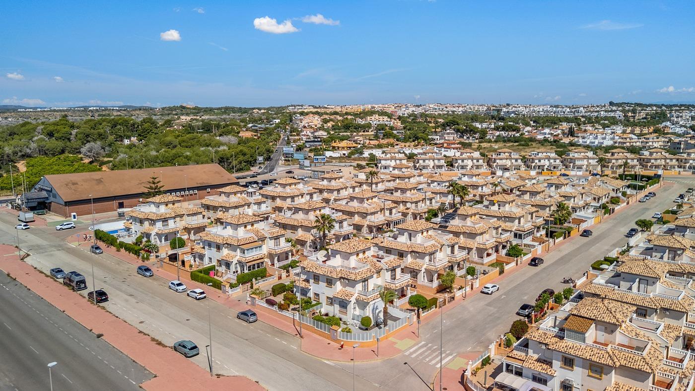Duplex en Lomas de Cabo Roig con piscina privada y solárium — 2 dorm.