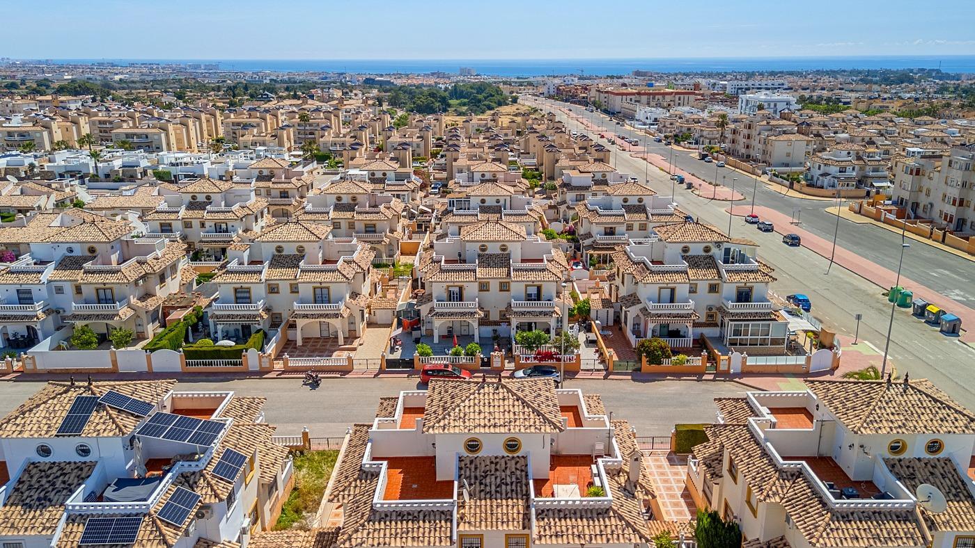 Duplex en Lomas de Cabo Roig con piscina privada y solárium — 2 dorm.
