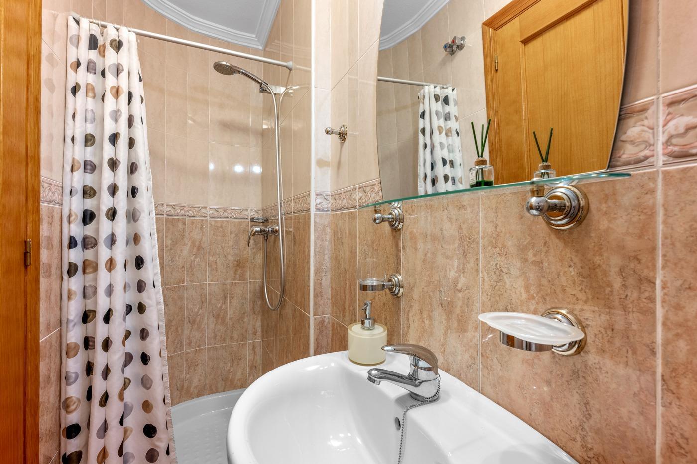 Duplex en Lomas de Cabo Roig con piscina privada y solárium — 2 dorm.