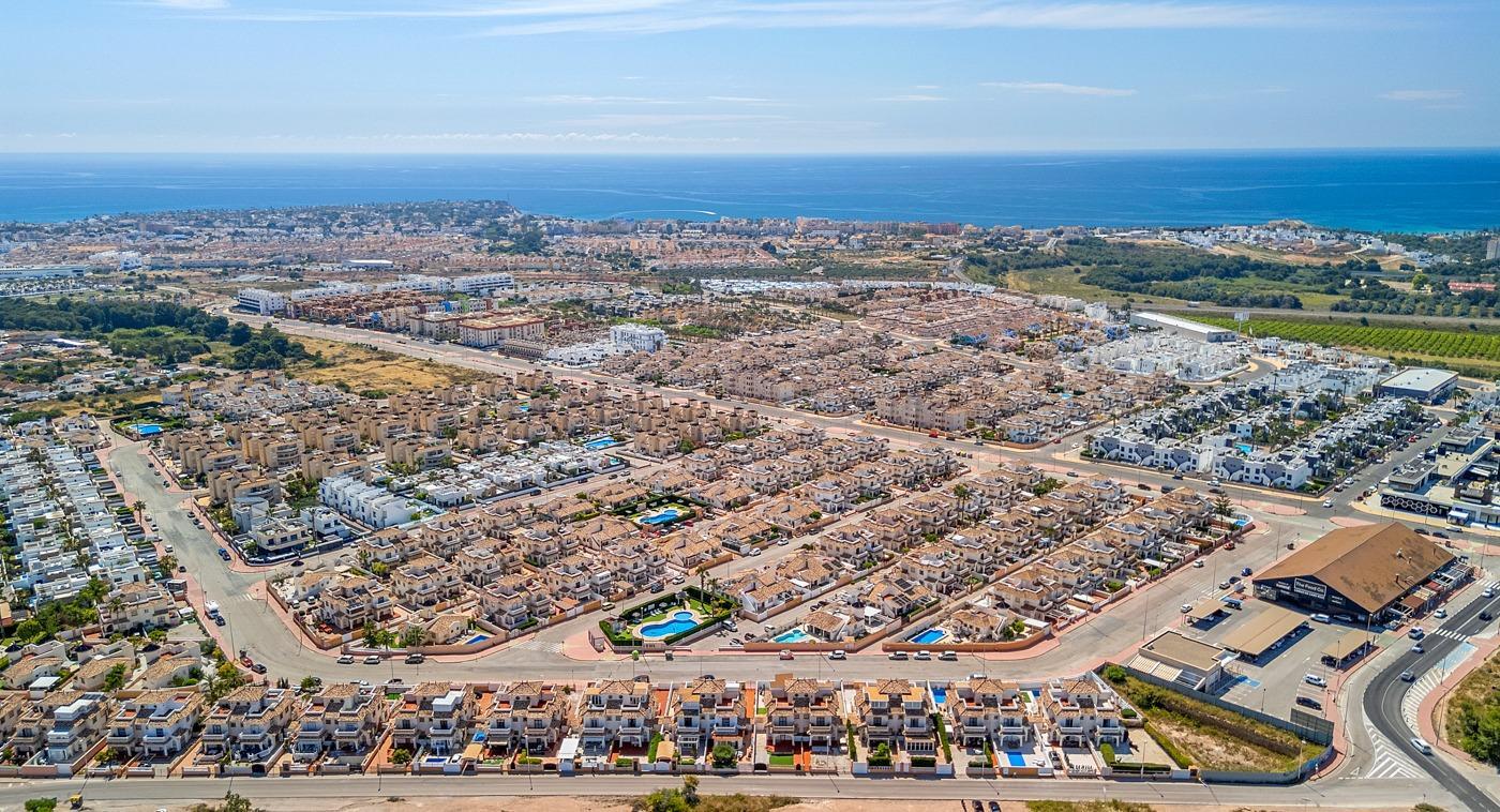 Duplex en Lomas de Cabo Roig con piscina privada y solárium — 2 dorm.
