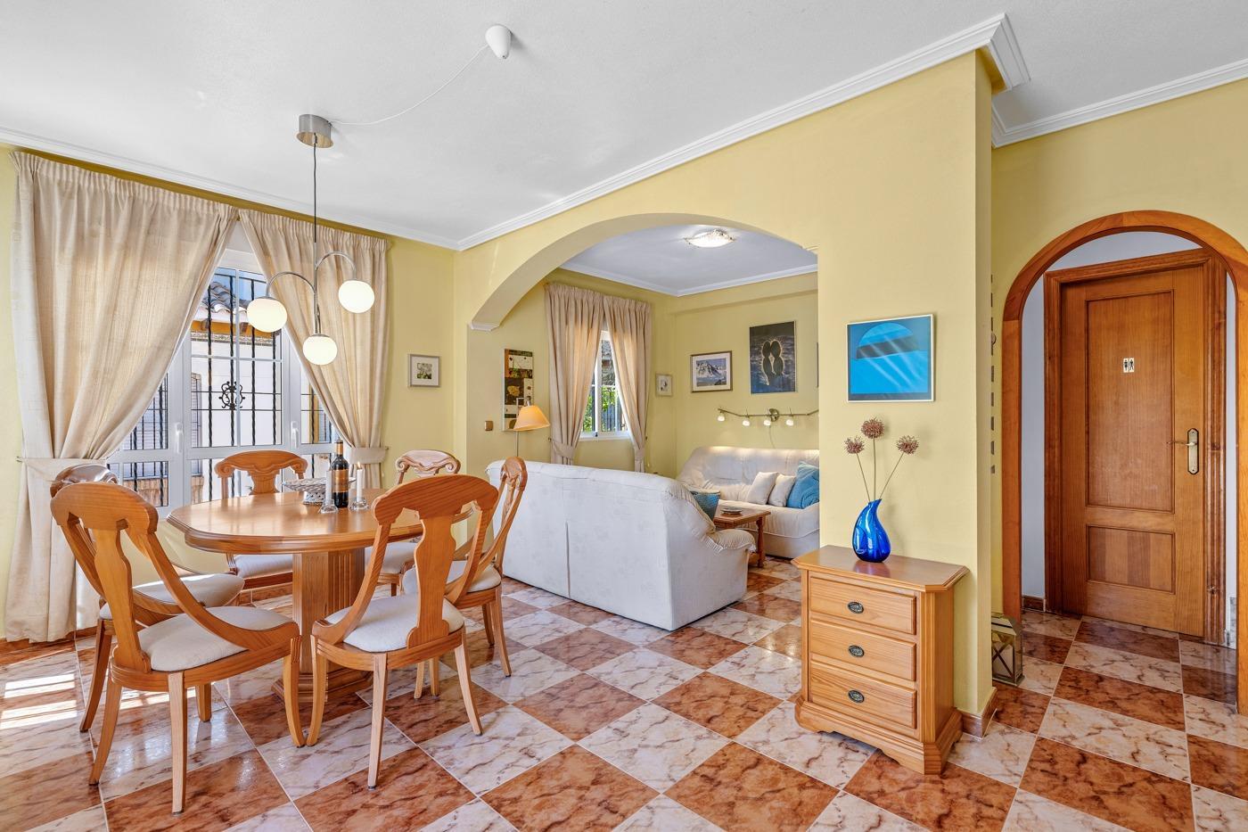 Duplex en Lomas de Cabo Roig con piscina privada y solárium — 2 dorm.