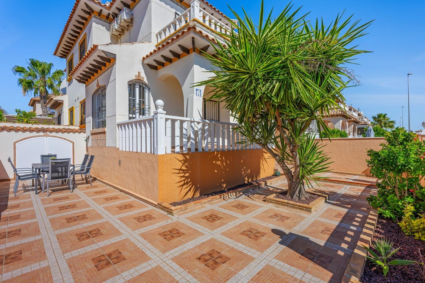 Duplex en Lomas de Cabo Roig con piscina privada y solárium — 2 dorm.