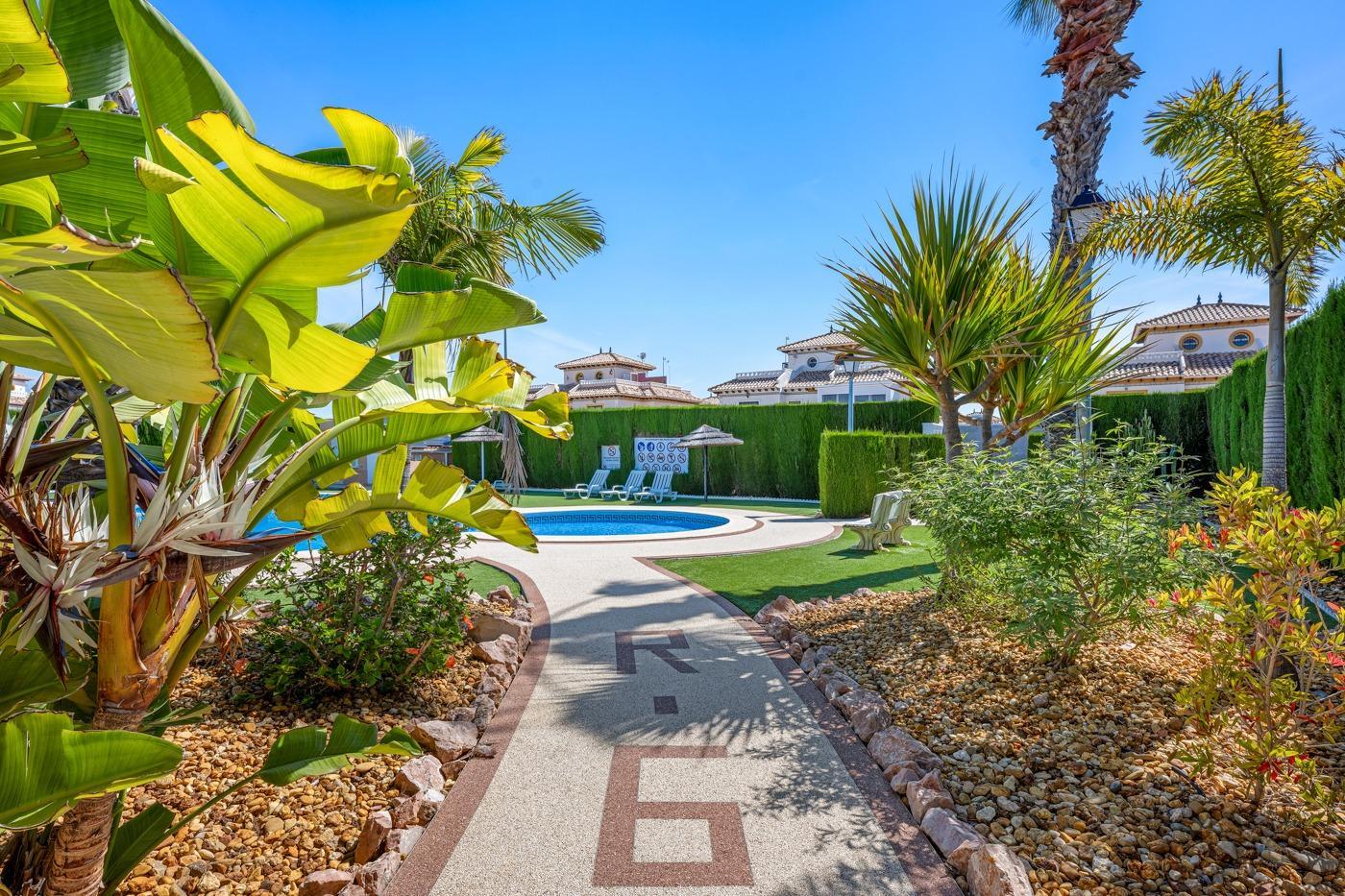 Duplex en Lomas de Cabo Roig con piscina privada y solárium — 2 dorm.
