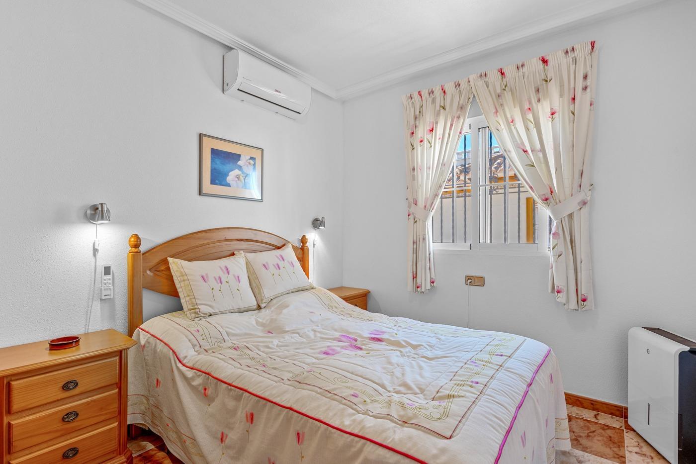 Duplex en Lomas de Cabo Roig con piscina privada y solárium — 2 dorm.