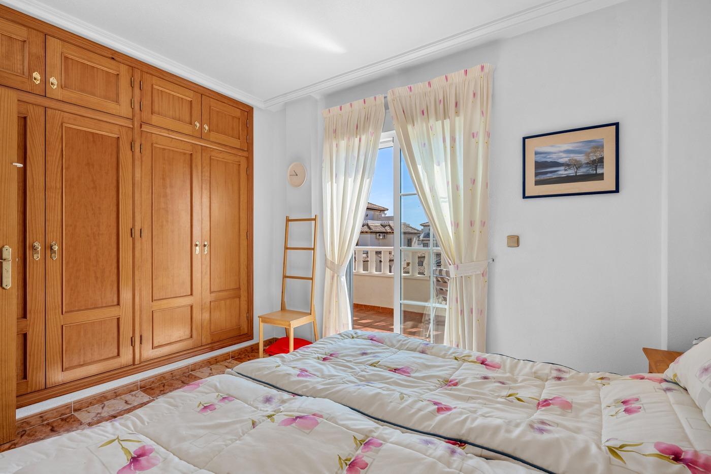 Duplex en Lomas de Cabo Roig con piscina privada y solárium — 2 dorm.