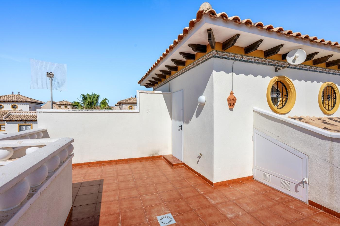 Duplex en Lomas de Cabo Roig con piscina privada y solárium — 2 dorm.