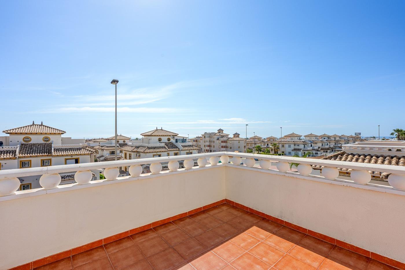 Duplex en Lomas de Cabo Roig con piscina privada y solárium — 2 dorm.