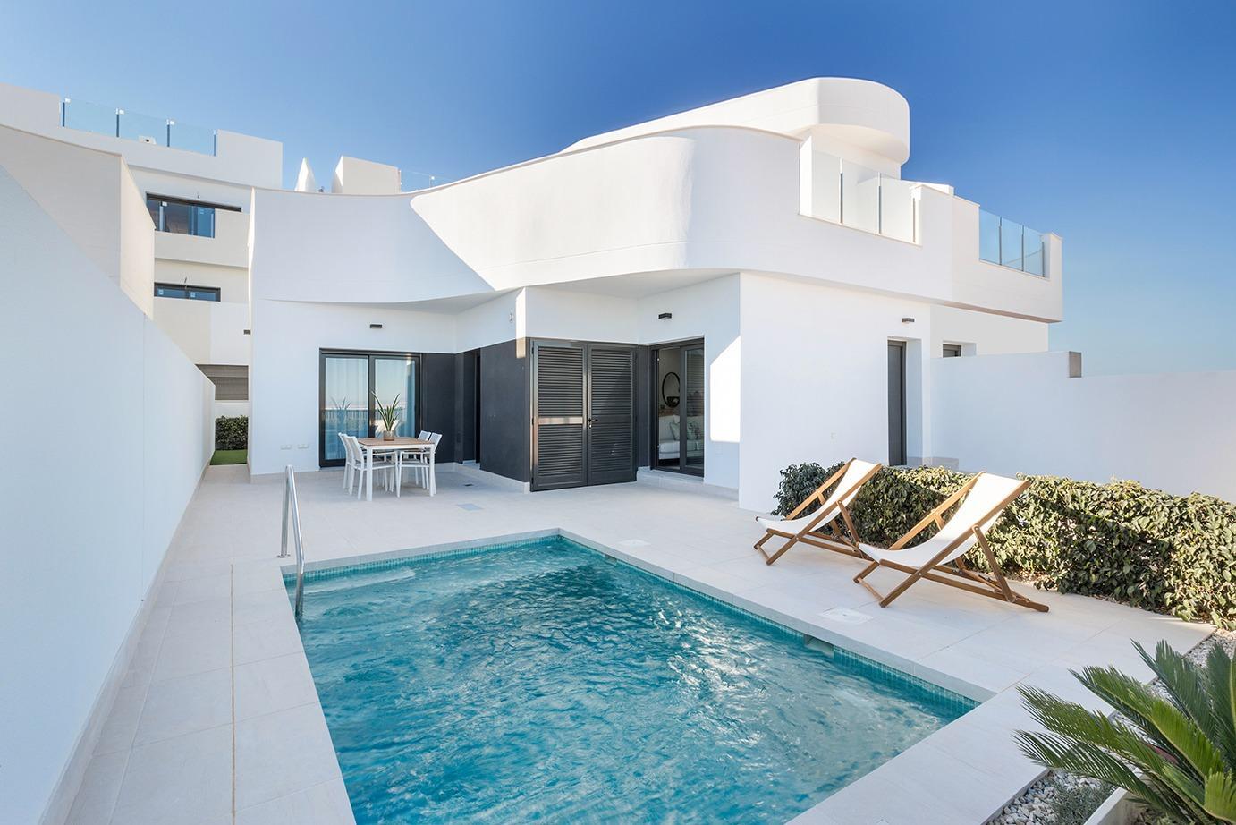 Villa de obra nueva con piscina privada y vistas al lago rosa en Torrevieja