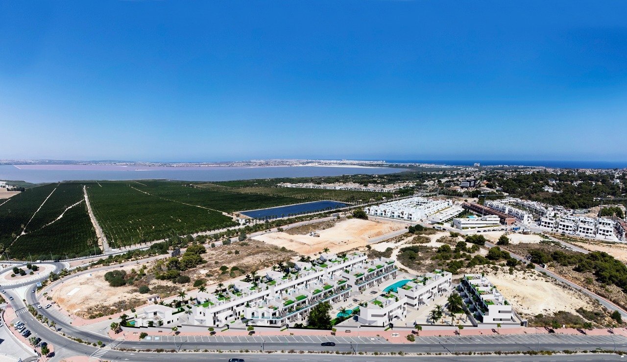 Villa de obra nueva con piscina privada y vistas al lago rosa en Torrevieja