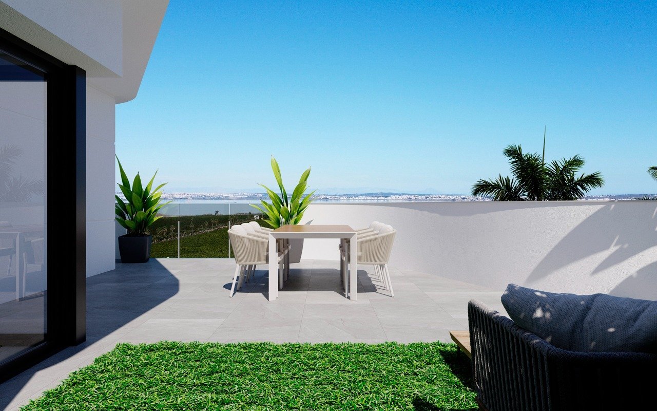 Villa de obra nueva con piscina privada y vistas al lago rosa en Torrevieja