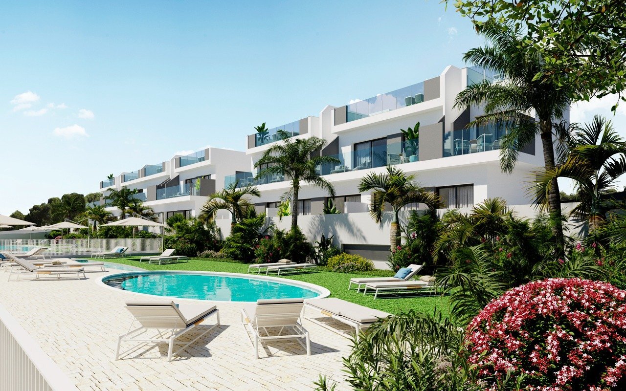 Villa de obra nueva con piscina privada y vistas al lago rosa en Torrevieja