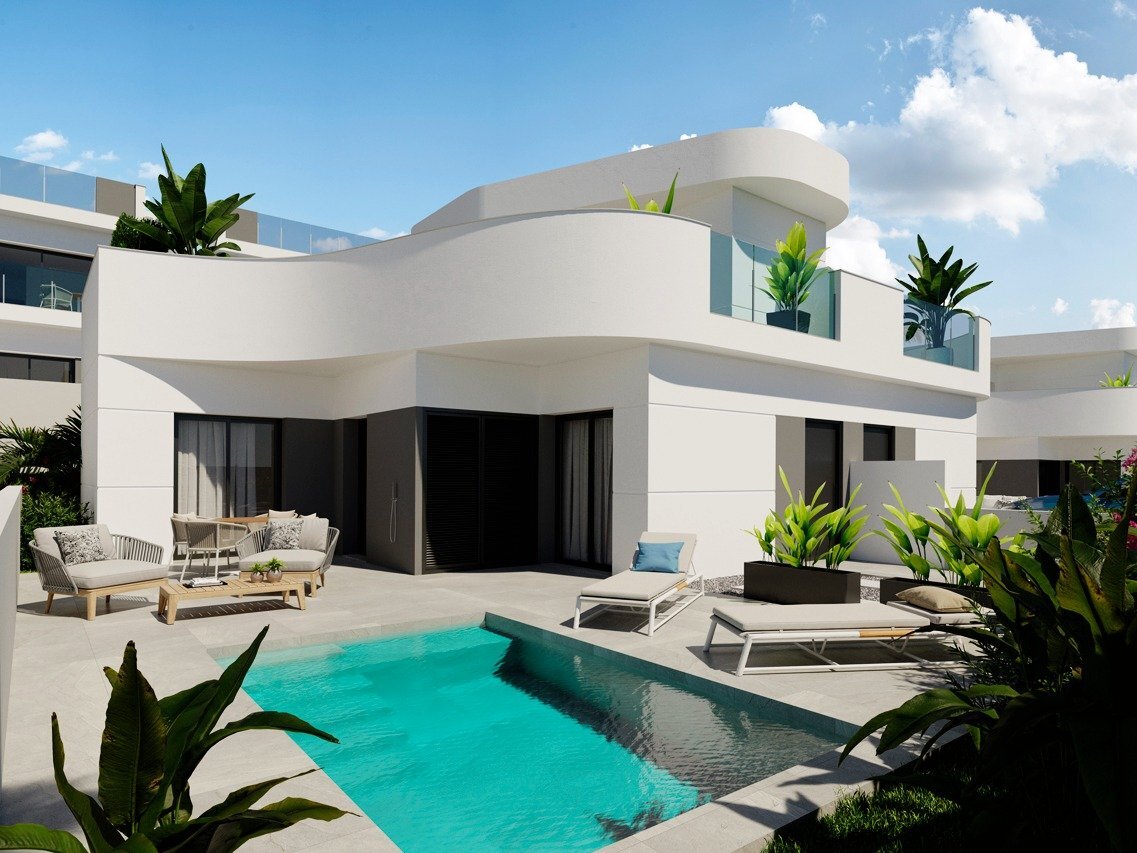 Villa de obra nueva con piscina privada y vistas al lago rosa en Torrevieja