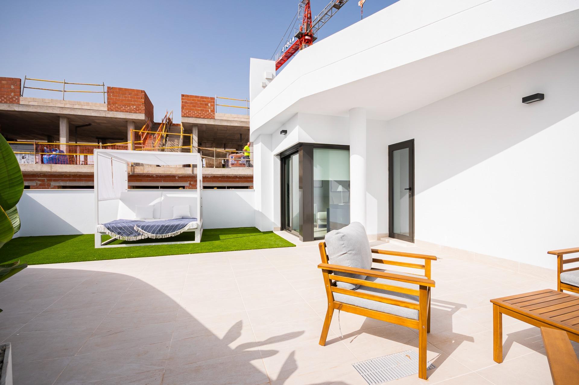Villa de obra nueva con piscina privada y vistas al lago rosa en Torrevieja