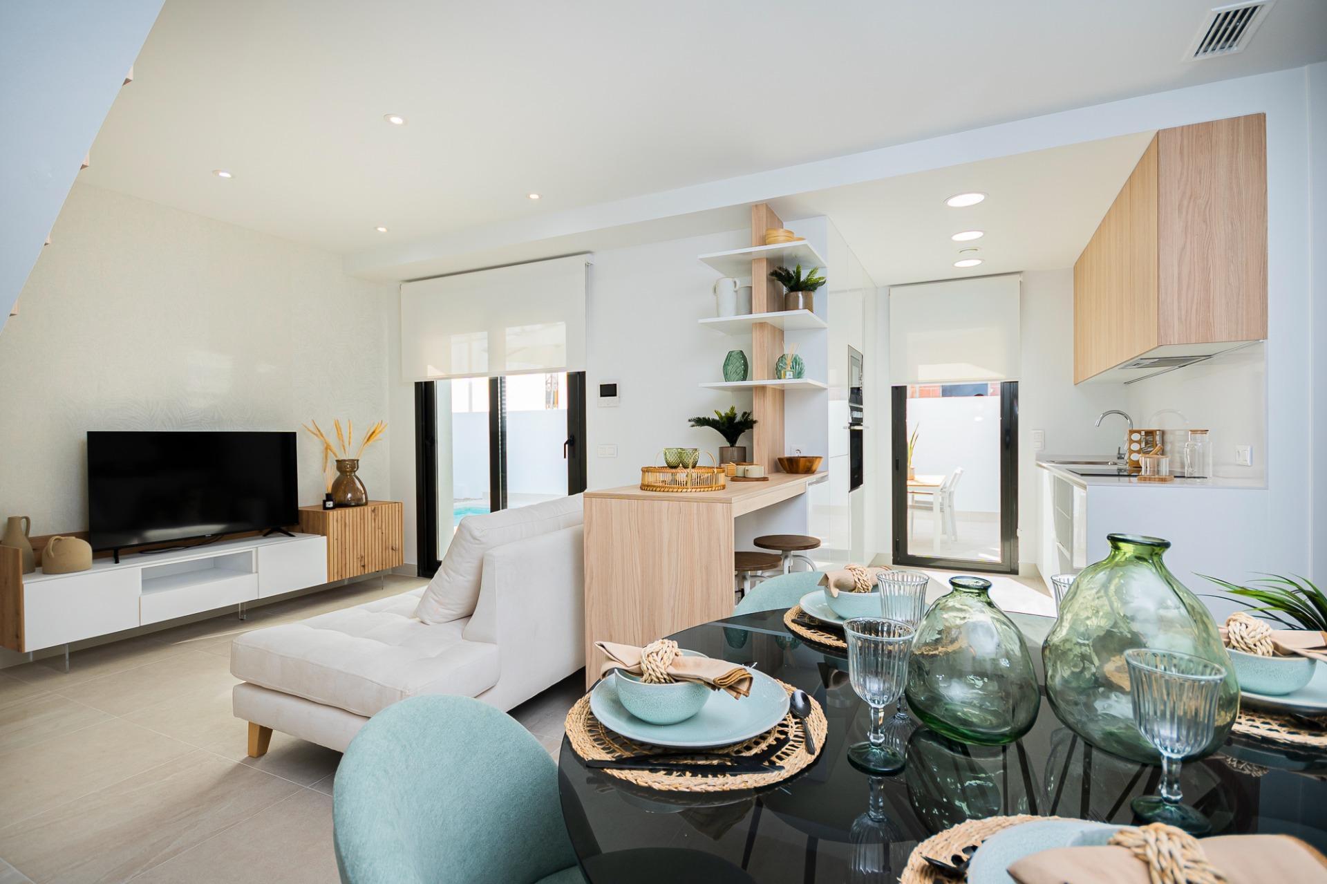Villa de obra nueva con piscina privada y vistas al lago rosa en Torrevieja