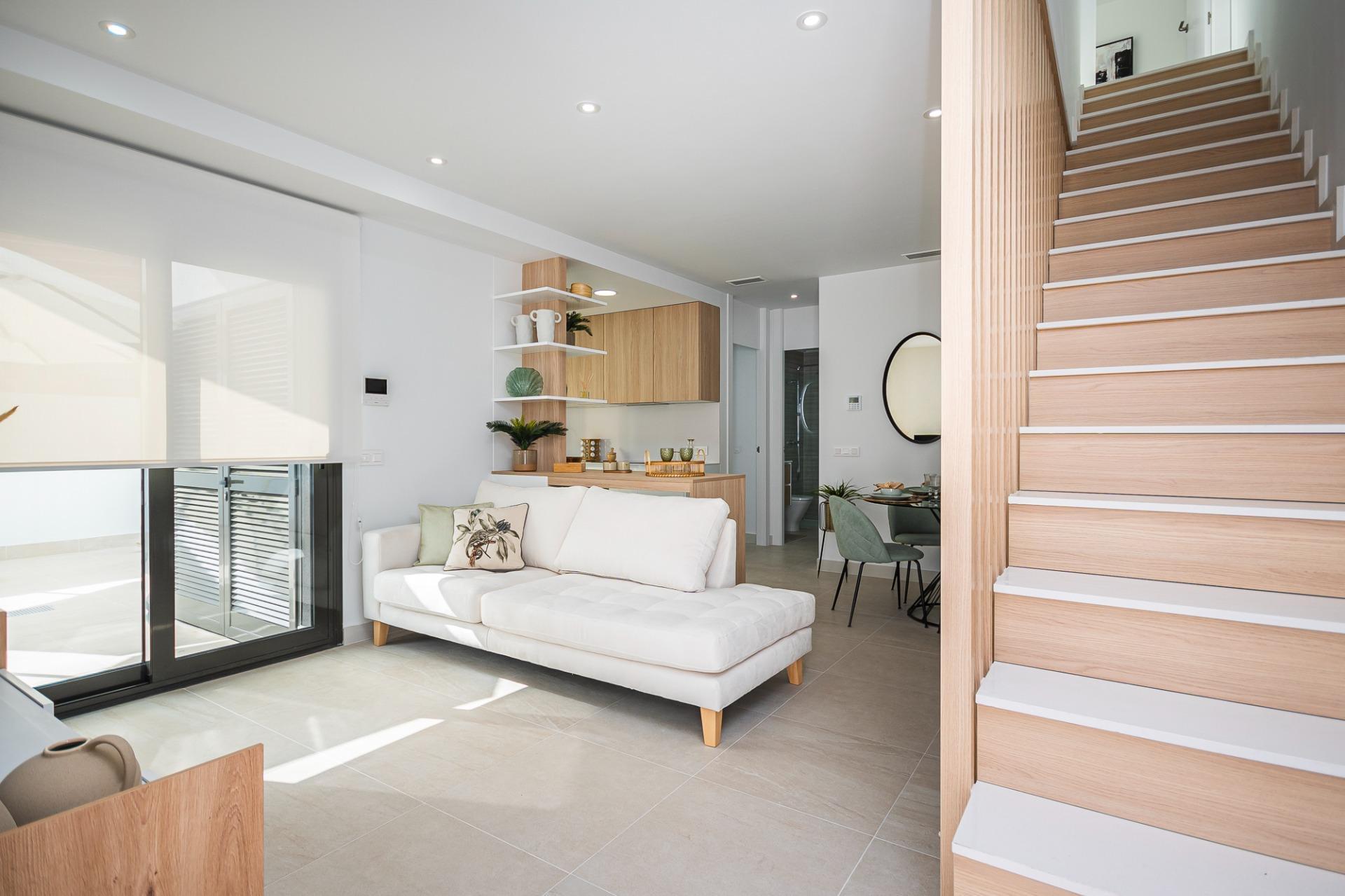 Villa de obra nueva con piscina privada y vistas al lago rosa en Torrevieja