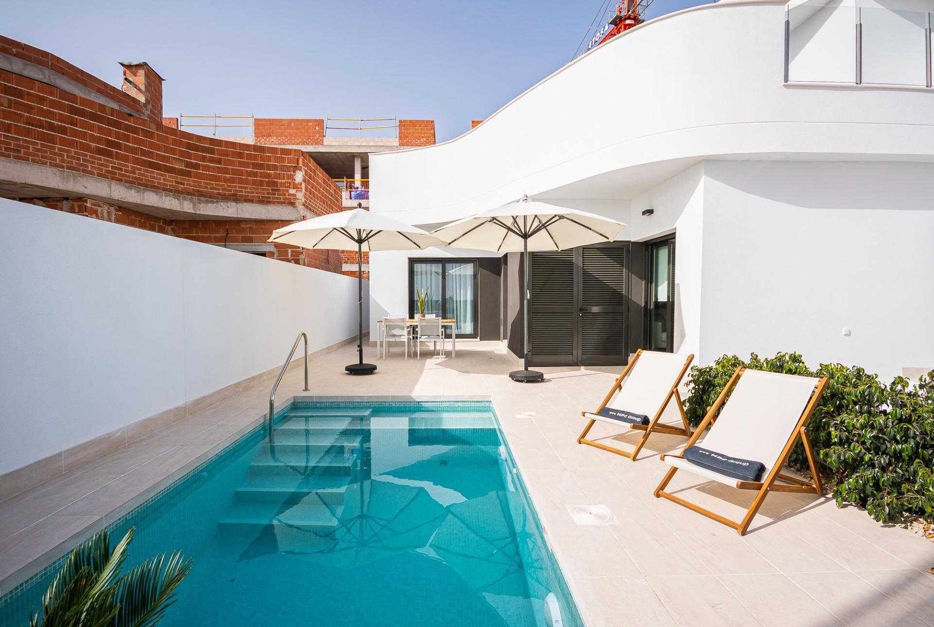 Villa de obra nueva con piscina privada y vistas al lago rosa en Torrevieja