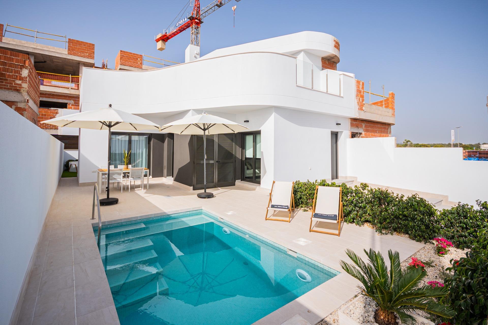 Villa de obra nueva con piscina privada y vistas al lago rosa en Torrevieja