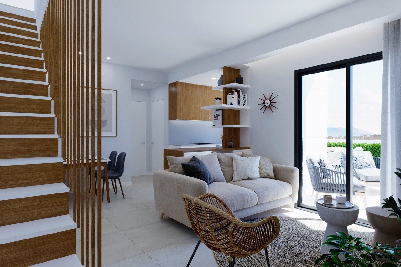 Villa de obra nueva con piscina privada y vistas al lago rosa en Torrevieja