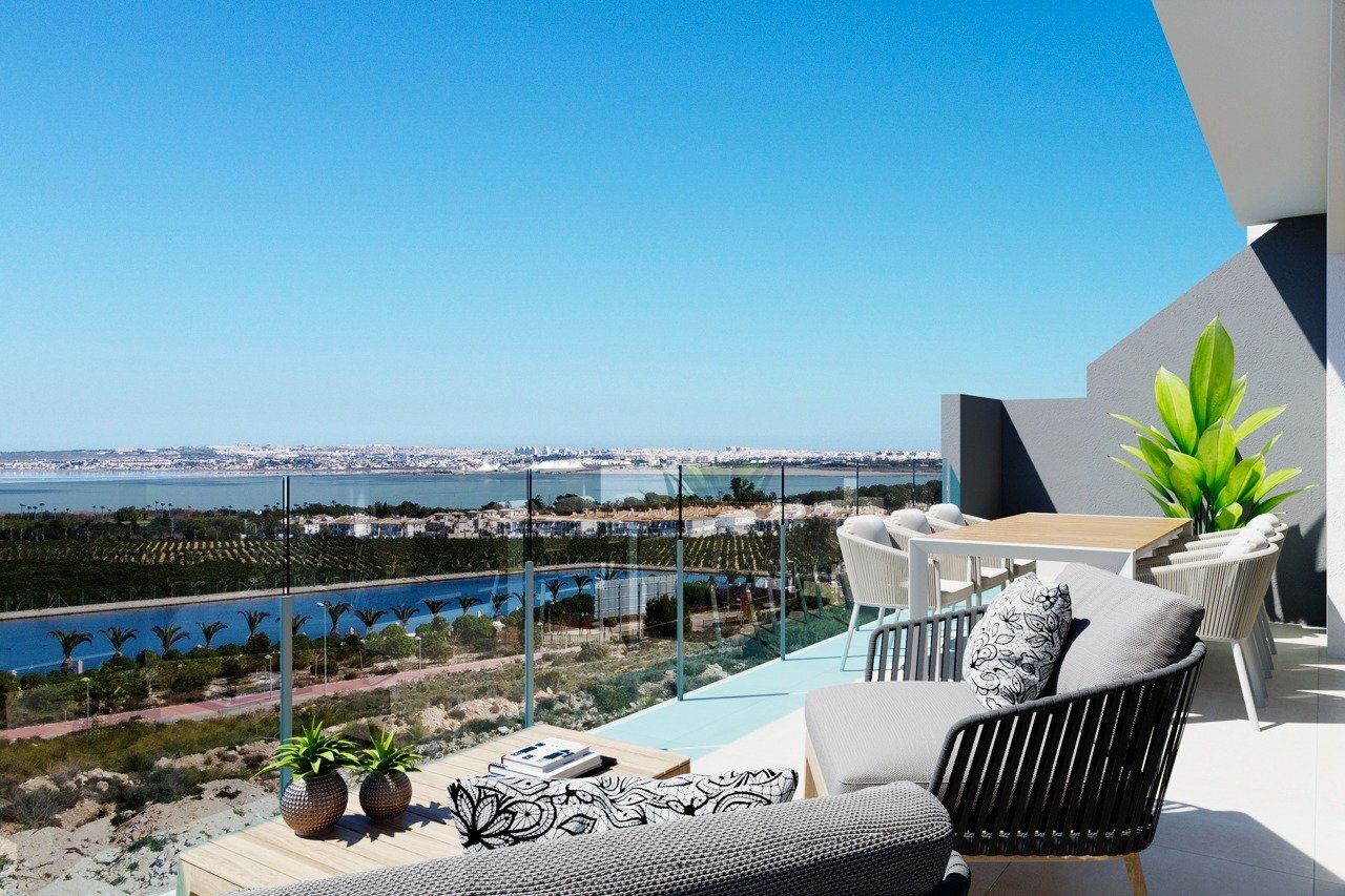 Chalet de diseño con piscina privada y solárium en Los Balcones — Obra nueva