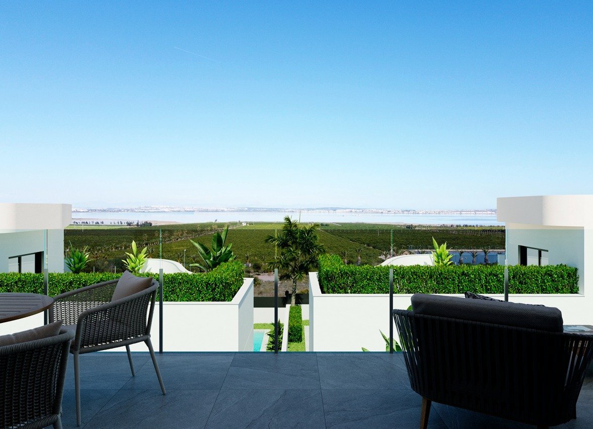 Chalet de diseño con piscina privada y solárium en Los Balcones — Obra nueva