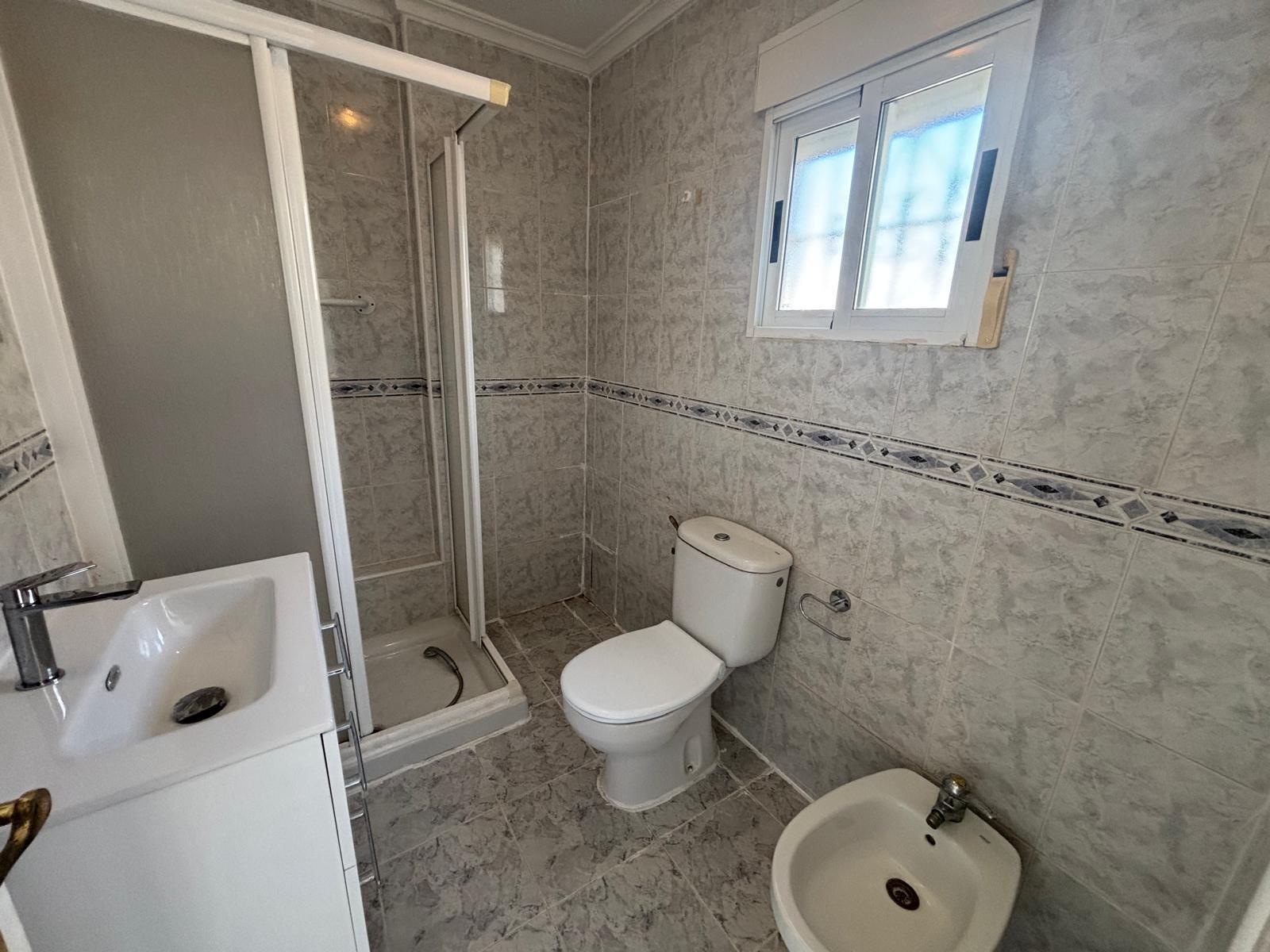 Bungalow con solárium privado y piscina en Aguas Nuevas, Torrevieja — 2 dorm.
