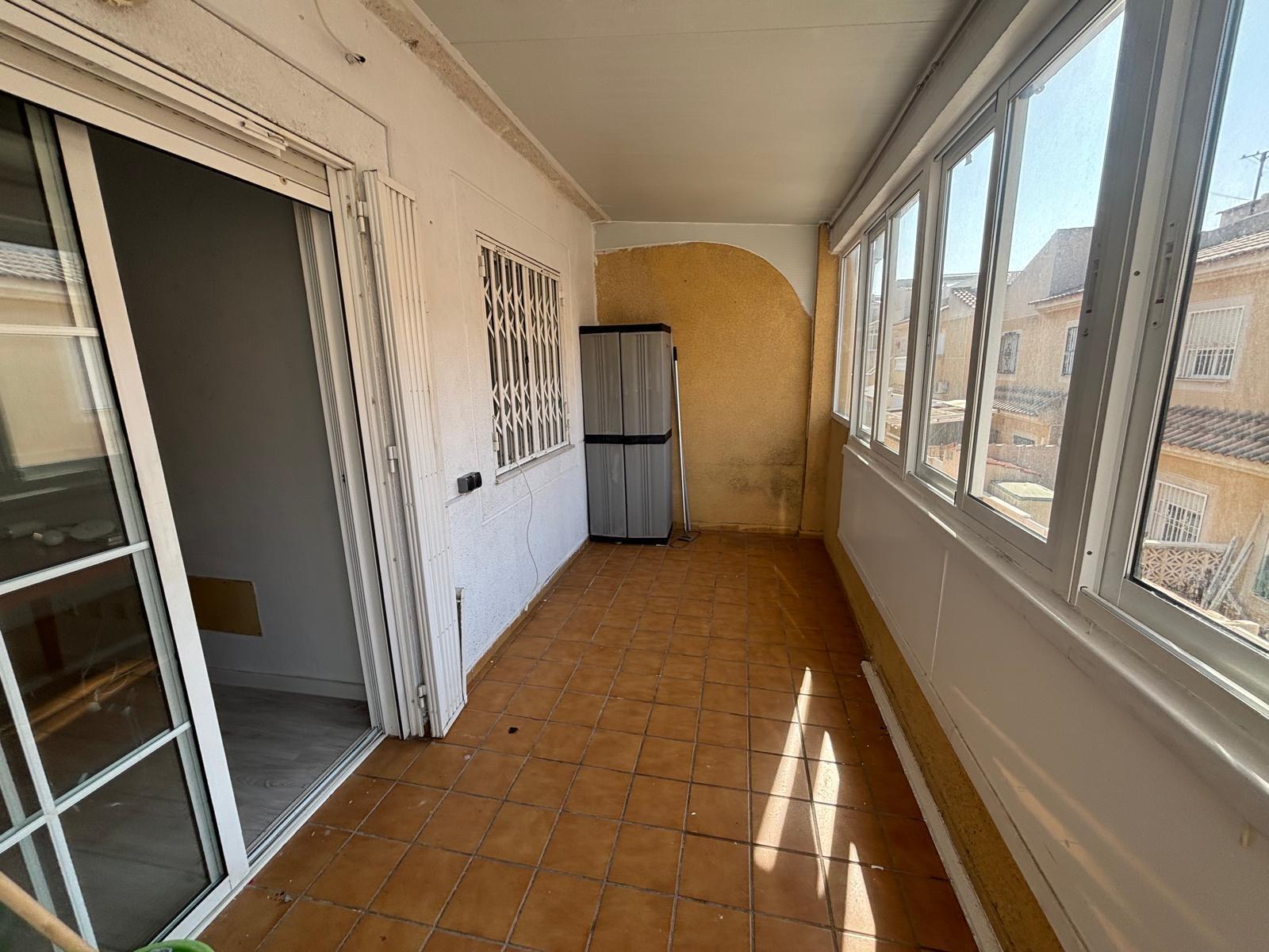 Bungalow con solárium privado y piscina en Aguas Nuevas, Torrevieja — 2 dorm.