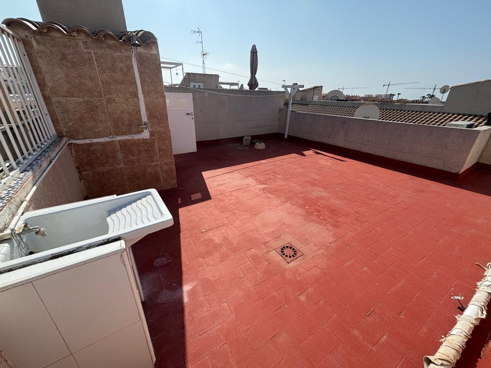 Bungalow con solárium privado y piscina en Aguas Nuevas, Torrevieja — 2 dorm.