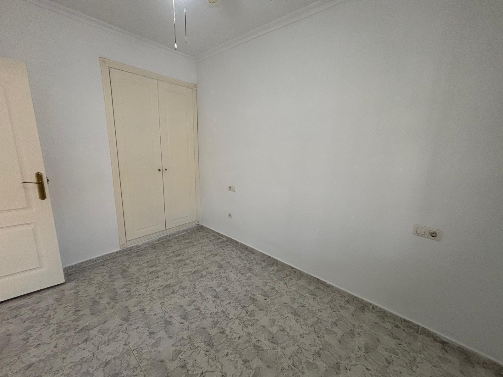 Bungalow con solárium privado y piscina en Aguas Nuevas, Torrevieja — 2 dorm.