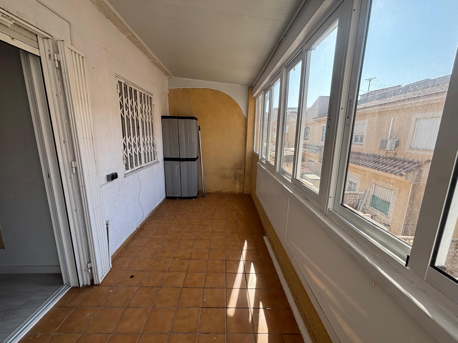 Bungalow con solárium privado y piscina en Aguas Nuevas, Torrevieja — 2 dorm.