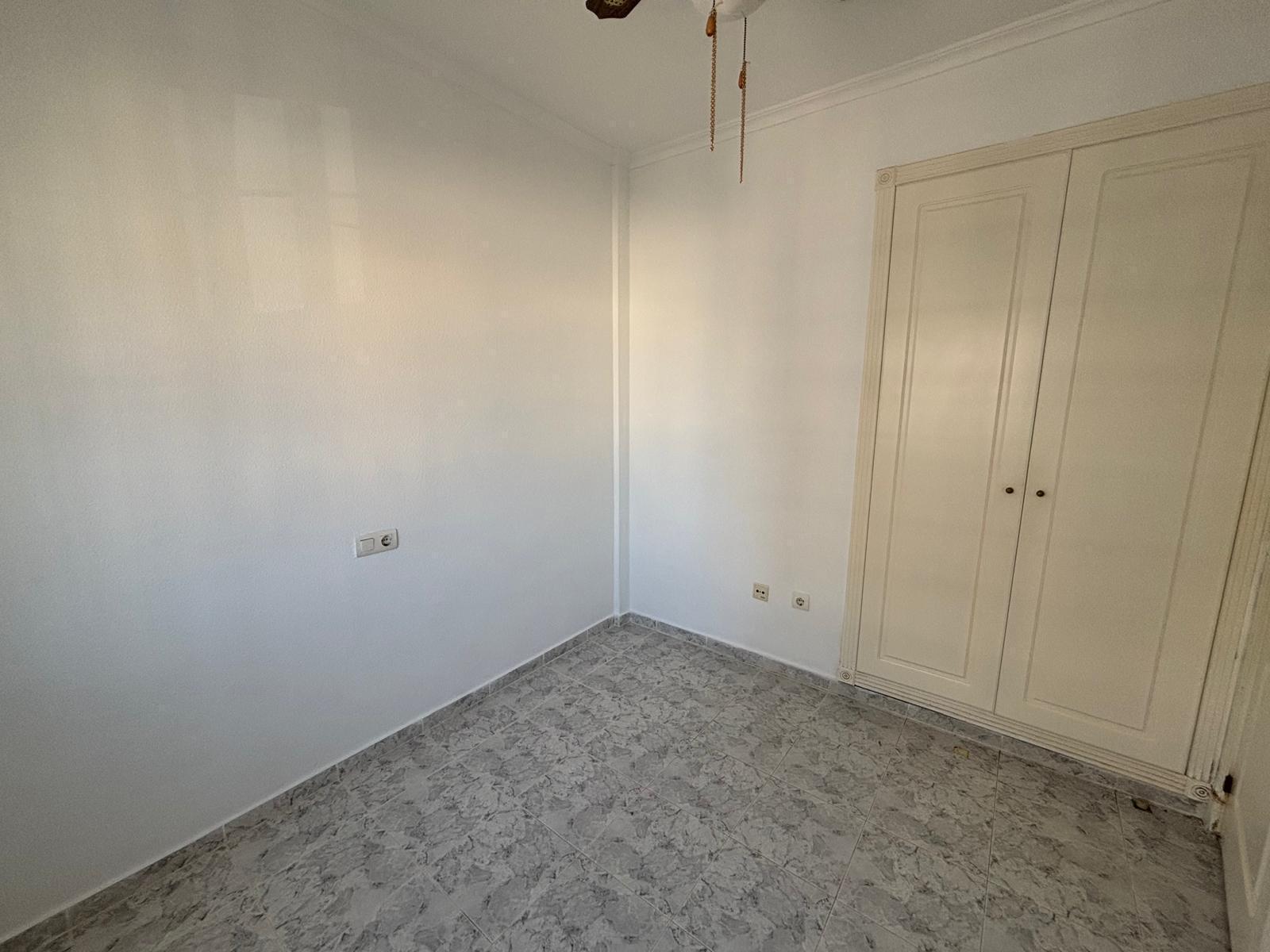 Bungalow con solárium privado y piscina en Aguas Nuevas, Torrevieja — 2 dorm.