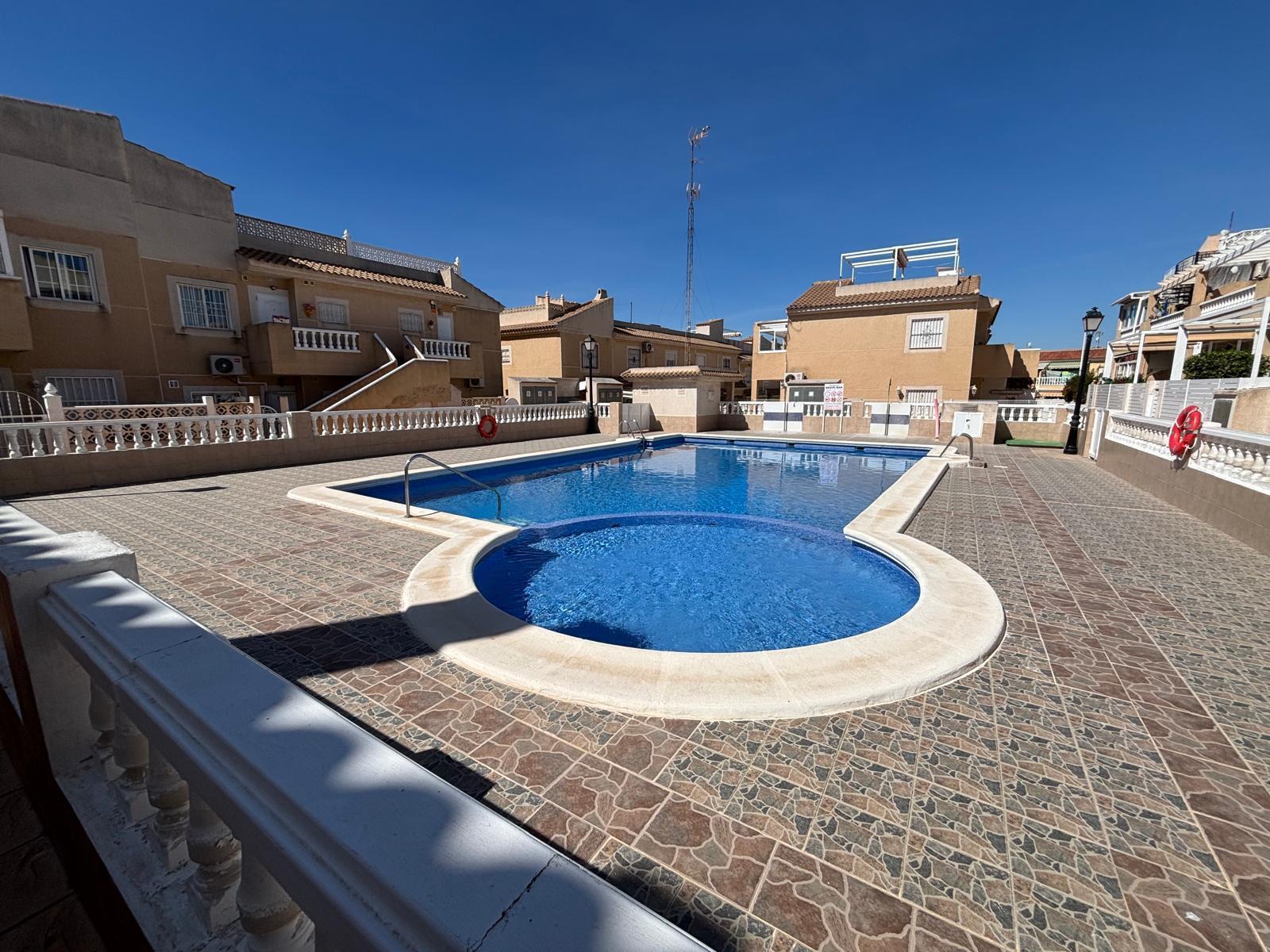 Bungalow con solárium privado y piscina en Aguas Nuevas, Torrevieja — 2 dorm.