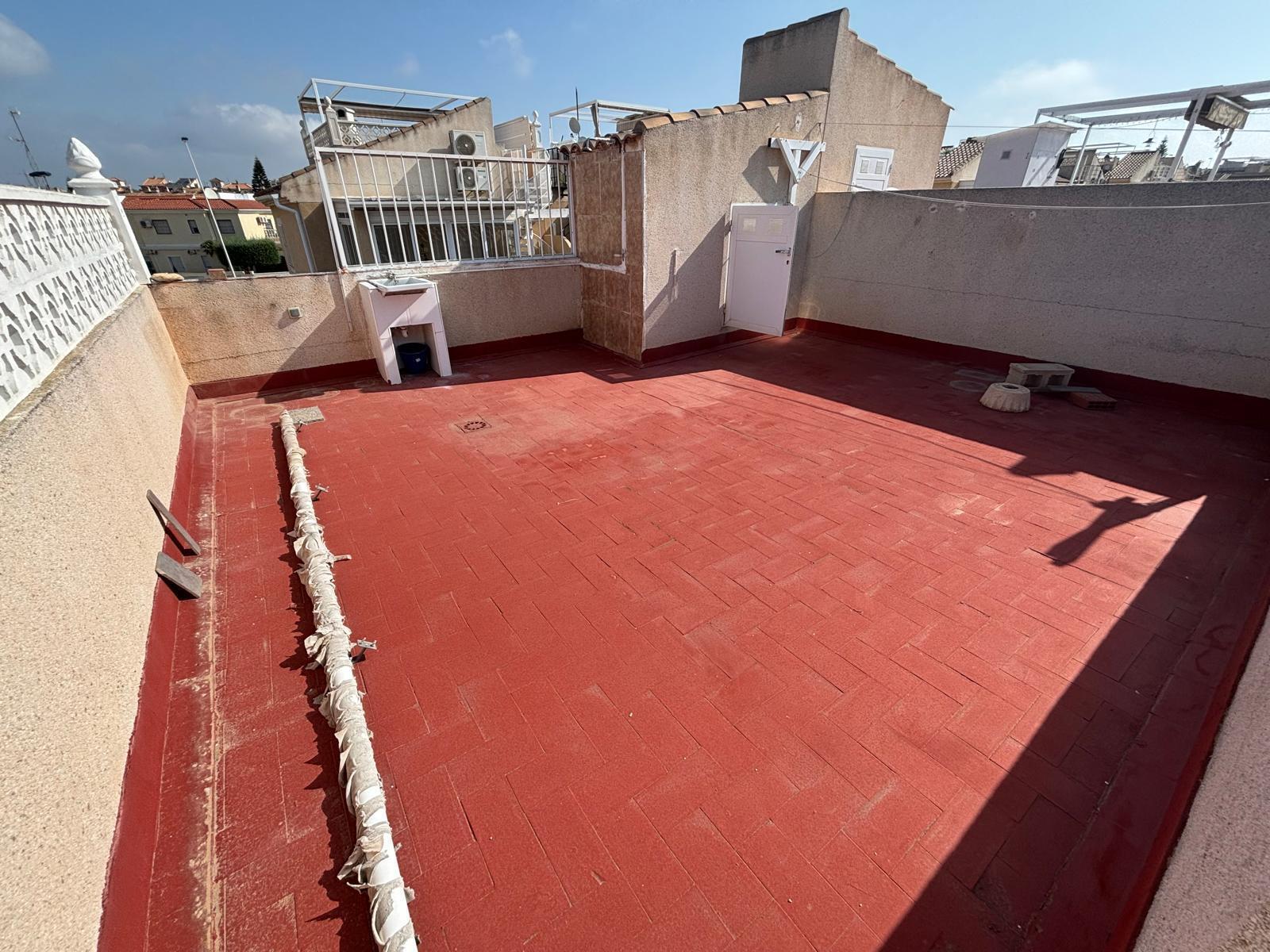 Bungalow con solárium privado y piscina en Aguas Nuevas, Torrevieja — 2 dorm.