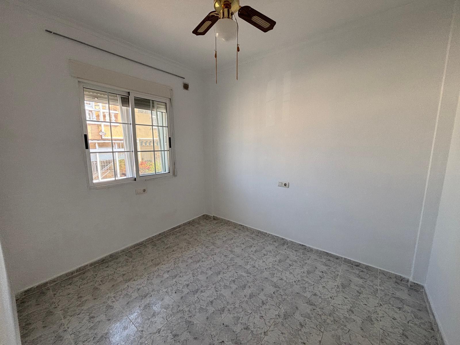 Bungalow con solárium privado y piscina en Aguas Nuevas, Torrevieja — 2 dorm.