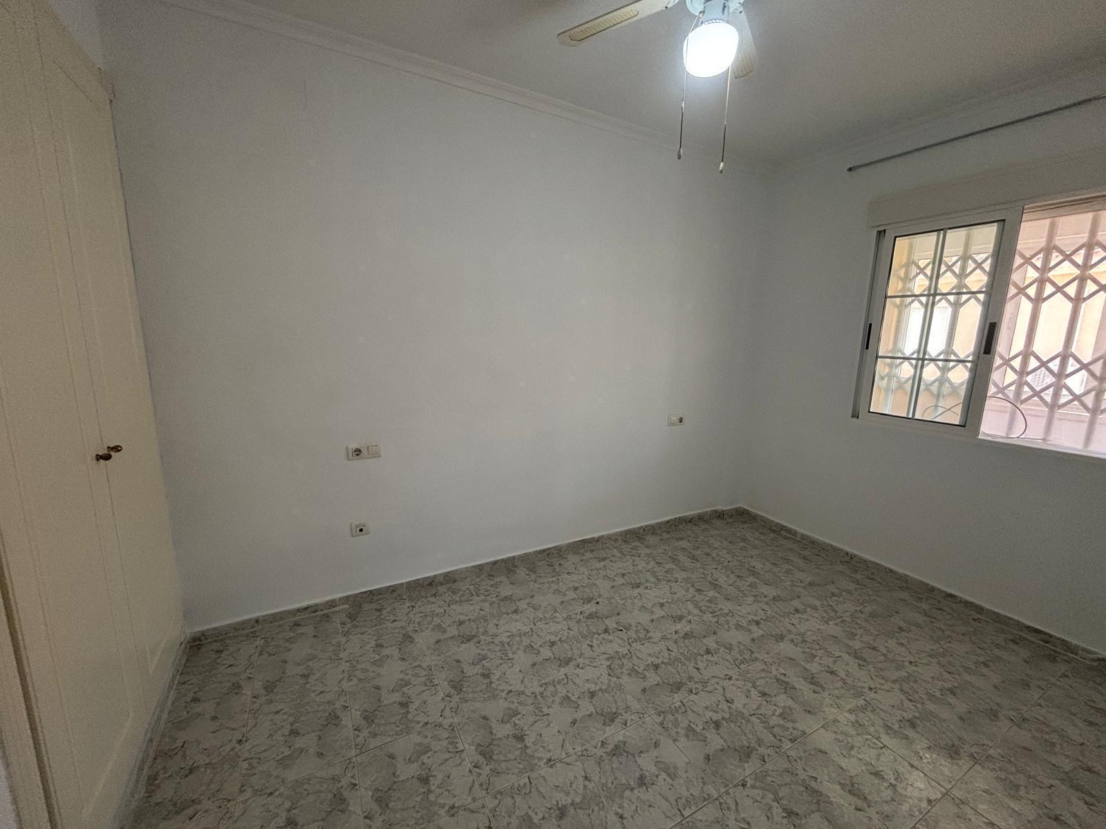 Bungalow con solárium privado y piscina en Aguas Nuevas, Torrevieja — 2 dorm.