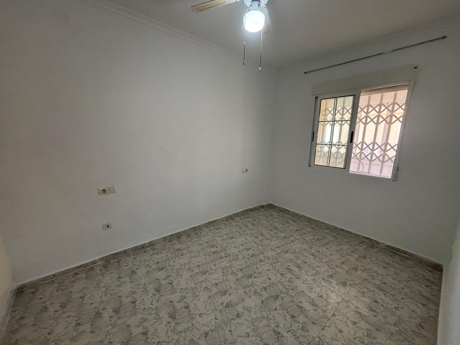 Bungalow con solárium privado y piscina en Aguas Nuevas, Torrevieja — 2 dorm.