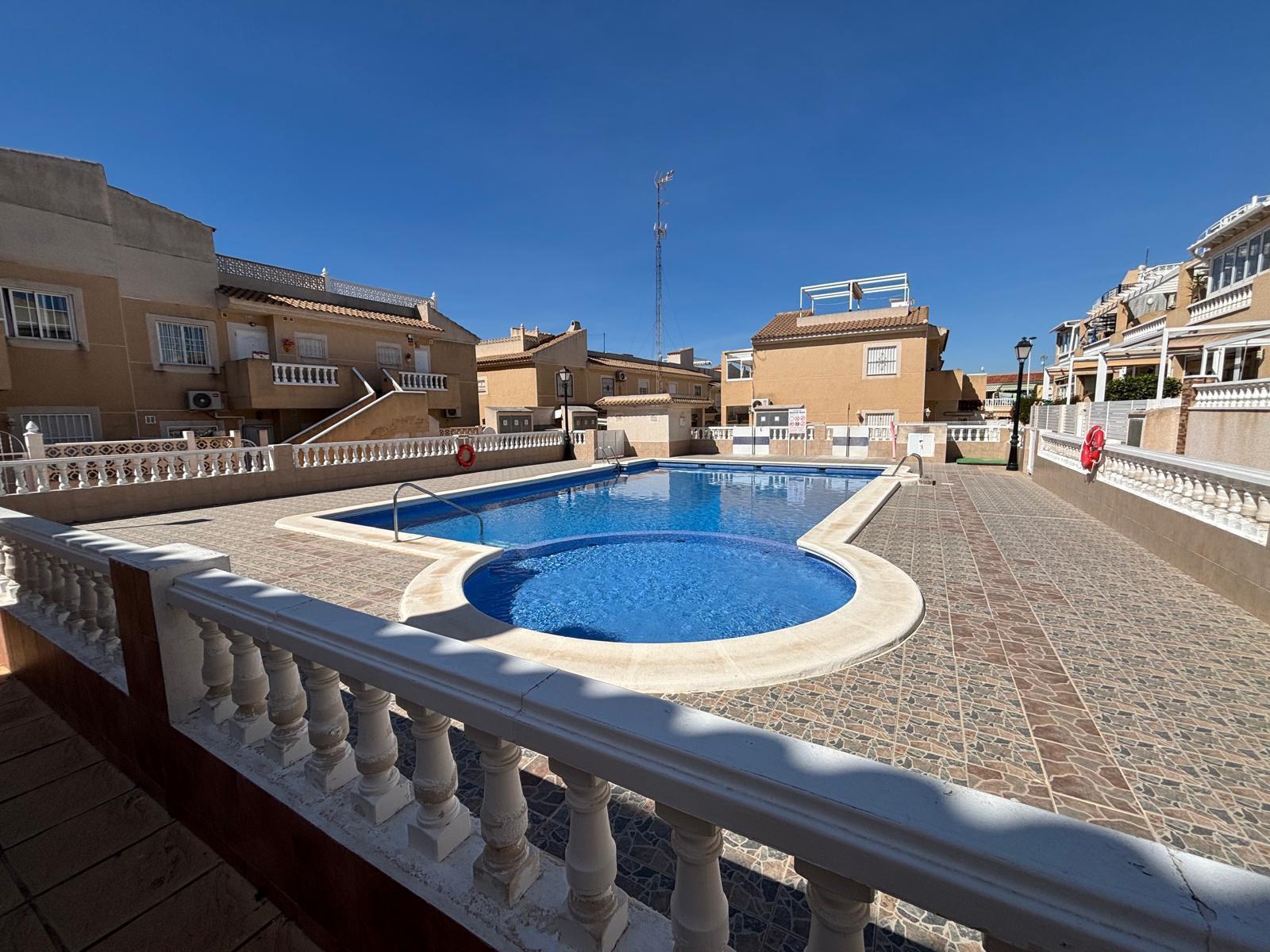 Bungalow con solárium privado y piscina en Aguas Nuevas, Torrevieja — 2 dorm.