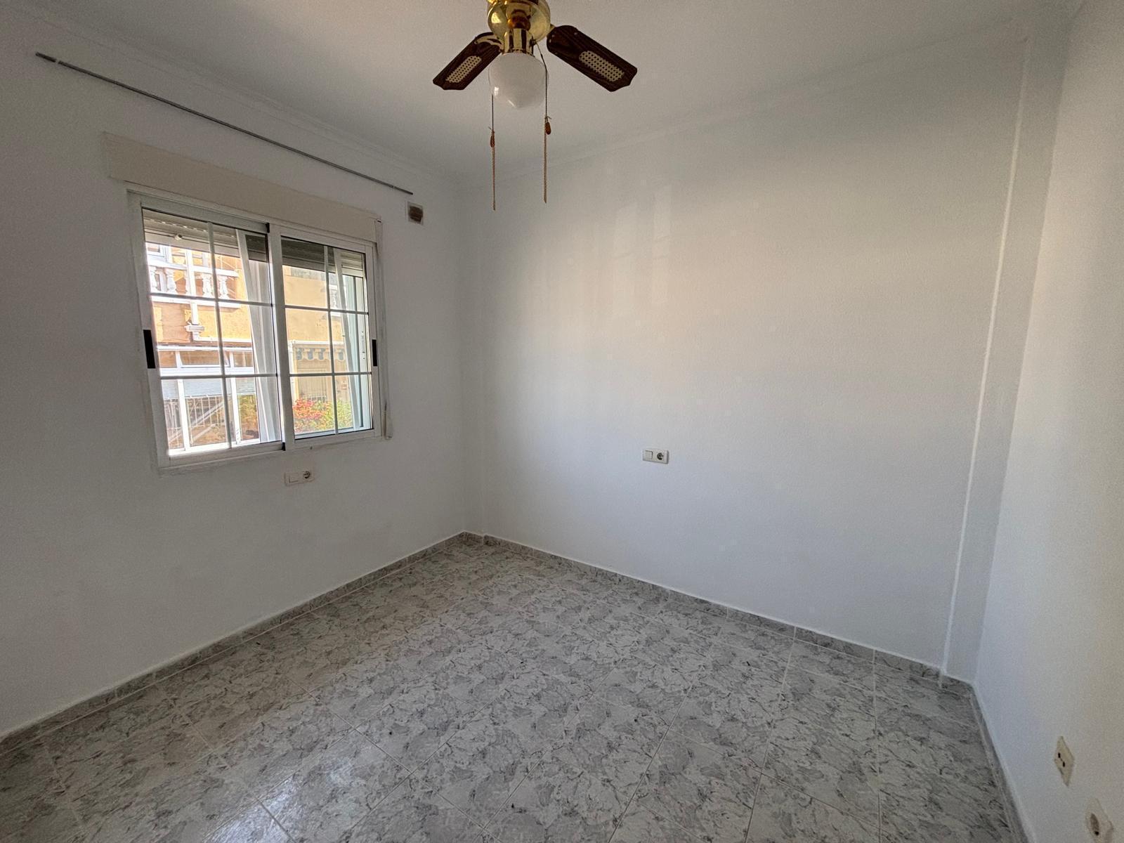 Bungalow con solárium privado y piscina en Aguas Nuevas, Torrevieja — 2 dorm.