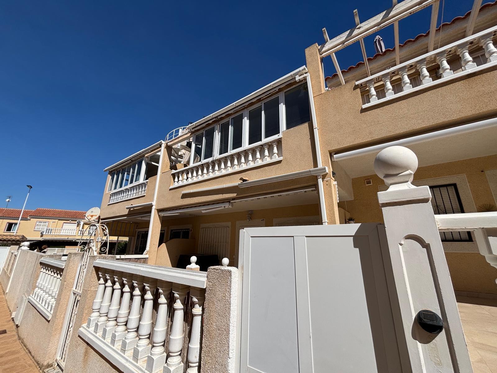 Bungalow con solárium privado y piscina en Aguas Nuevas, Torrevieja — 2 dorm.