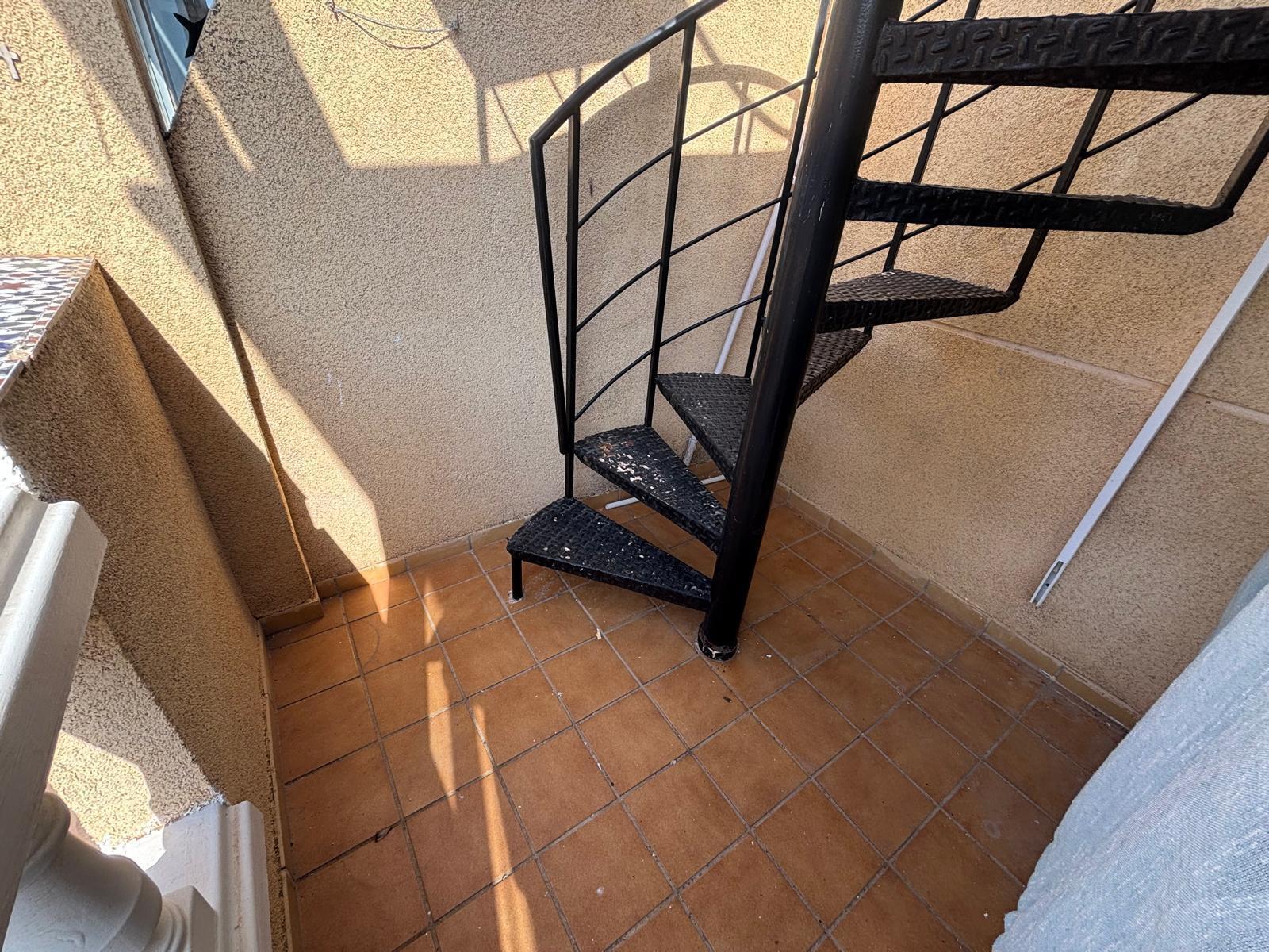 Bungalow con solárium privado y piscina en Aguas Nuevas, Torrevieja — 2 dorm.