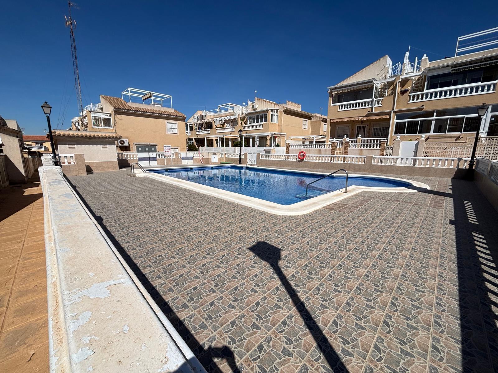 Bungalow con solárium privado y piscina en Aguas Nuevas, Torrevieja — 2 dorm.