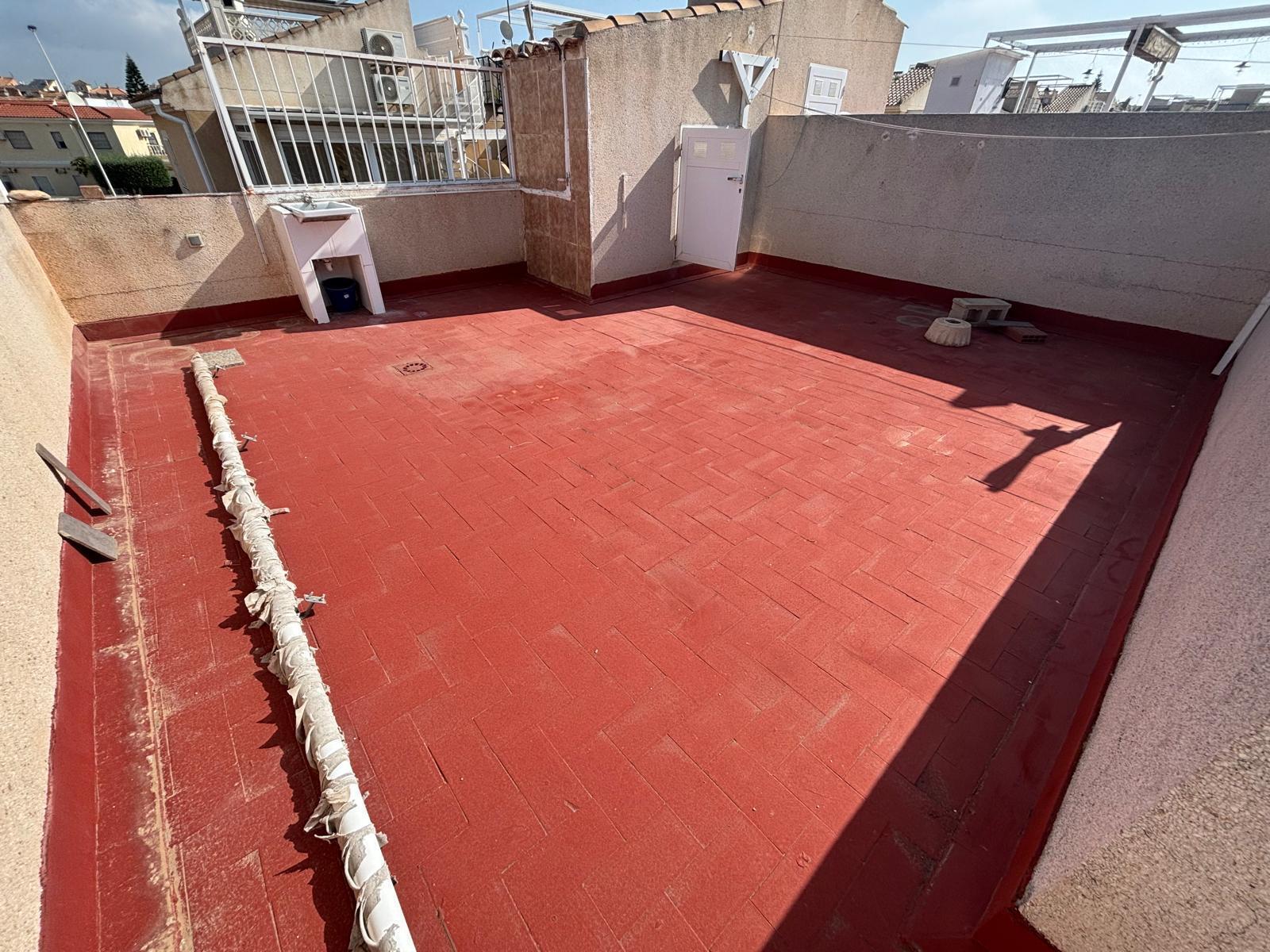 Bungalow con solárium privado y piscina en Aguas Nuevas, Torrevieja — 2 dorm.