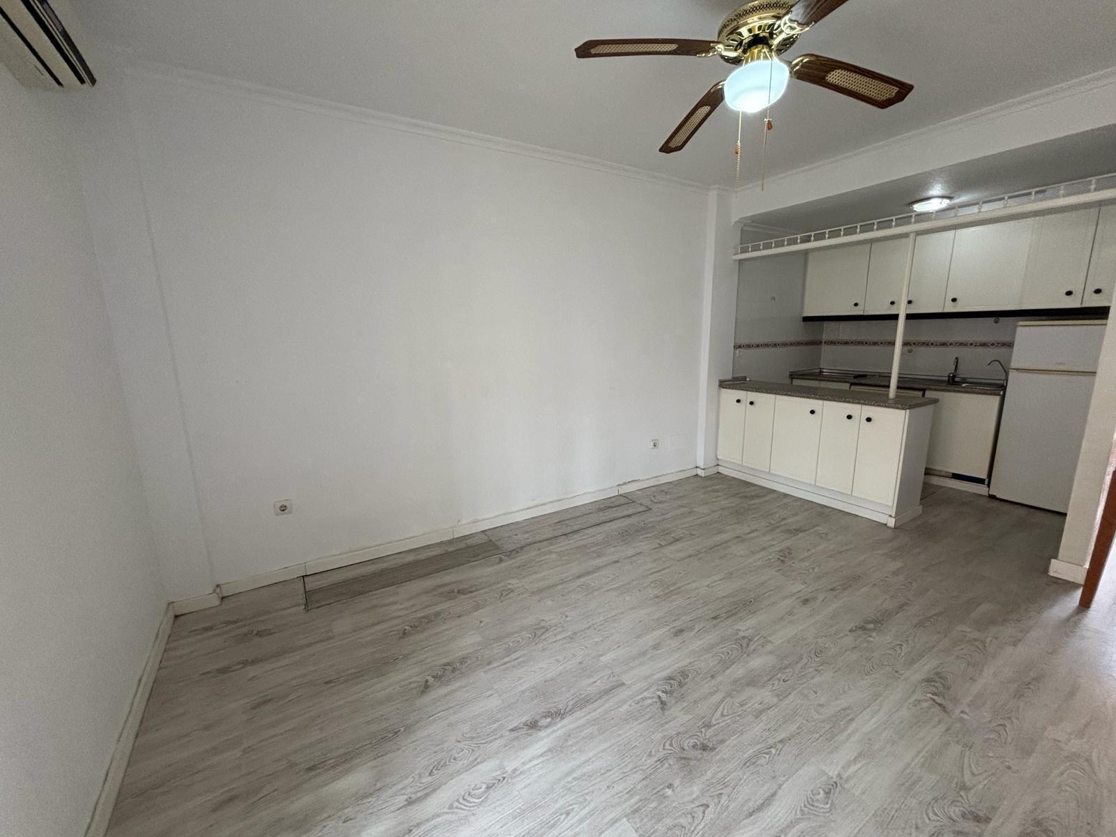 Bungalow con solárium privado y piscina en Aguas Nuevas, Torrevieja — 2 dorm.