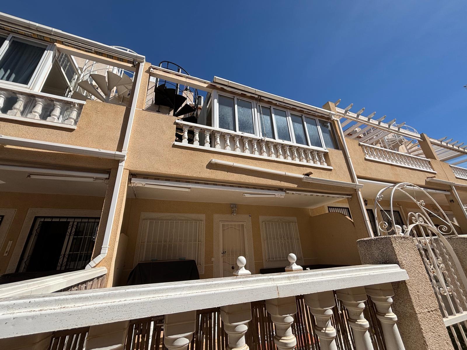 Bungalow con solárium privado y piscina en Aguas Nuevas, Torrevieja — 2 dorm.