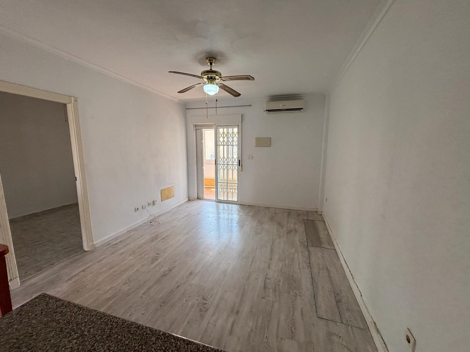 Bungalow con solárium privado y piscina en Aguas Nuevas, Torrevieja — 2 dorm.