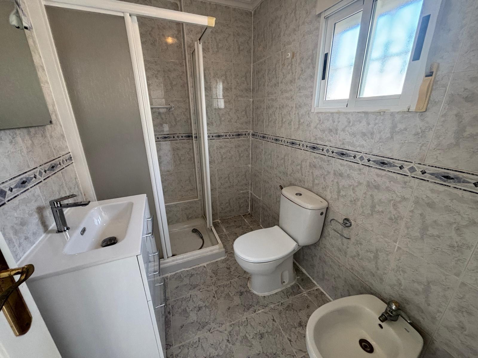 Bungalow con solárium privado y piscina en Aguas Nuevas, Torrevieja — 2 dorm.